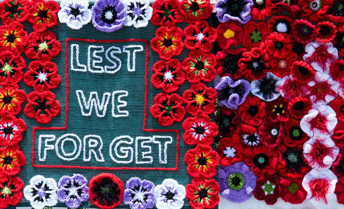Knitted poppies with slogan Lest We Forget